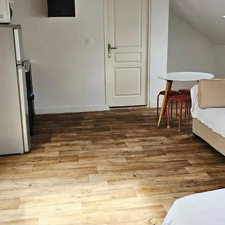 Apartment Spacieux Proche Centre 2eme Etage Sans Ascenseur, Without Lift