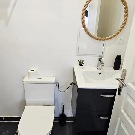 Spacieux Proche Centre 2eme Etage Sans Ascenseur, Without Lift Apartment