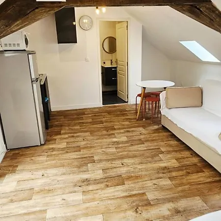 Spacieux Proche Centre 2eme Etage Sans Ascenseur, Without Lift Apartment *
